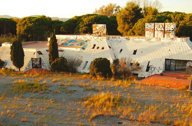 Imagen de la discoteca Silvi's de Gav Mar totalmente abandonada